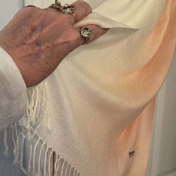 Pashmina 100% peach and crème rectangle wrap with fringe NWT! - Picture 7 of 7
